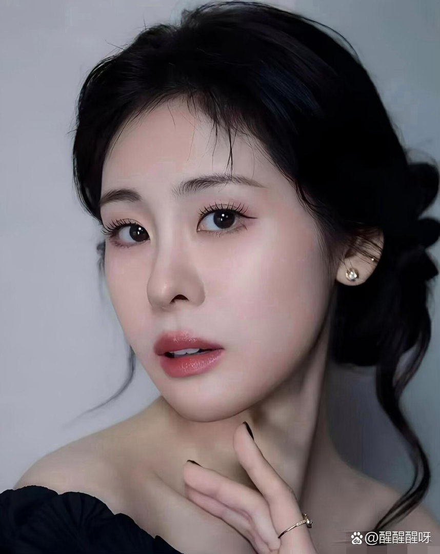 华晨宇和张碧晨这模式挺有意思的：两人都不结婚，保持单身，但女儿“华迎辰”共同抚养说白了，孩子日常是张碧晨在北京贴身照顾，华晨宇按时给钱，然后抽空去探望，俩人把女儿藏得严严实实 ​
