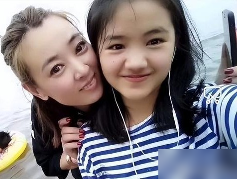把一个农村孤儿养成网红，回头她不想干了，这事到底谁欠谁？
李勒优不想再跟着晋妈的面馆和矩阵拍视频，想自己开会、自己接活、自己拿主意。信号太明显了，她要单干。
当年《变形计》结束后，晋妈是真金白银砸下去，供她读书，接到大连养，给房给资源。崔晋更是把她当亲妹妹推。十几年，早就不止是恩情，是生意了。