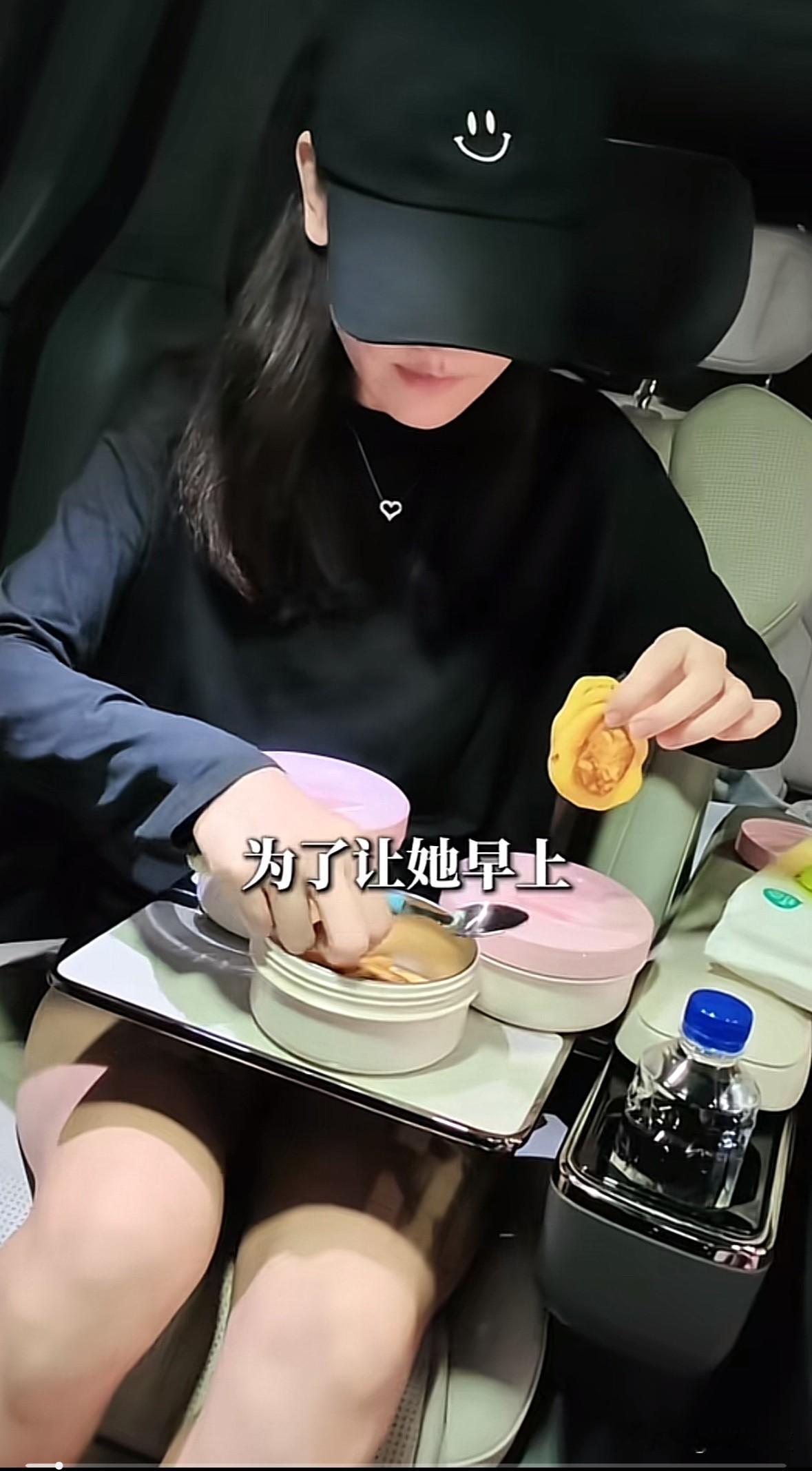 孙骁骁对孩子也太宠了，为了能让孩子早上多睡会觉，竟然让孩子在车上刷牙、换衣服、吃早餐。

这是不是有点太宠着孩子了。孩子现在还小，很多习惯一旦养成是很难改掉的。

不过孙骁骁也在提出质疑的评论区回复说是想让孩子多睡会，再加上车程有点远，就在车上吃饭了。

其实明星的房子一般都为了隐私考虑都会离中心区