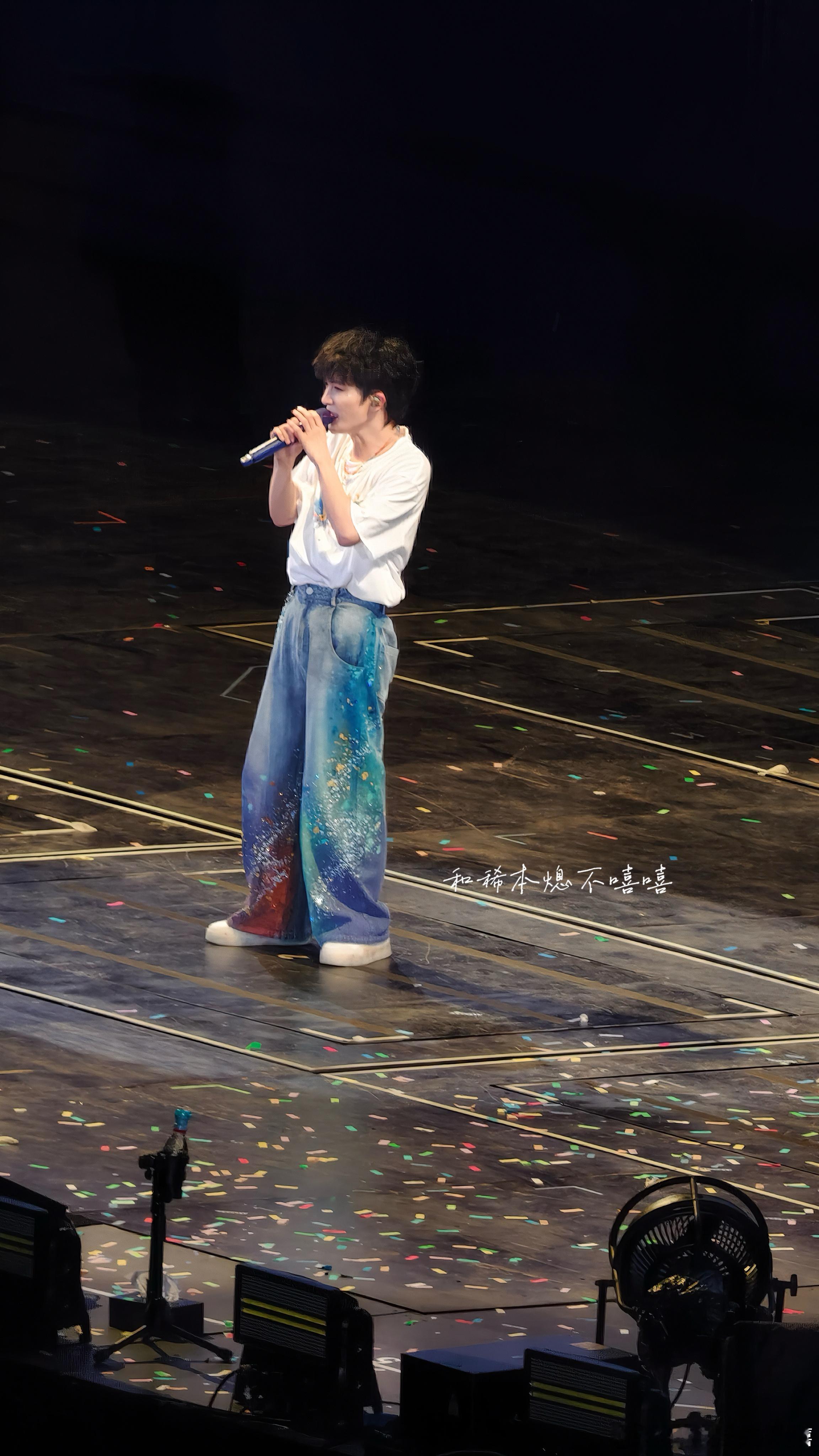 #周深[超话]##来超话实况热聊看演唱会# 
第三次来到「深深的」啦！！！
好客山东！（济南！宝贝！！！（我喊的老大声了hh）
扛了3小时大炮没白抗！！！
这么清晰貌美是我699能看的吗！？（vivo牛逼！！！
距离上次见面已经过去97天了！！！（怎么过得那么快！？）
《来啊》吃的还是太好了！！！（晚点 ​