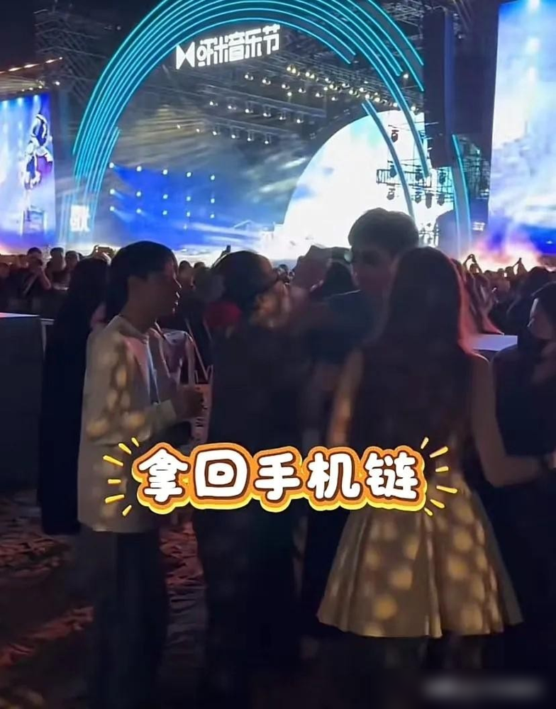 王菲在阿那亚被拍到时，下意识往一个男人身后躲，这男的不是明星，是她16年的贴身摄影师瑞恩。
结果这人转头就在音乐节上喝大了，搂陈粒，又蹭欧阳娜娜，被人家当场推开。
事后他发文道歉，说酒后失态。陈粒给面子，说没事别过度解读。
这就有意思了。一个跟了王菲16年的人，能被允许站在她身后，能在她躲镜头