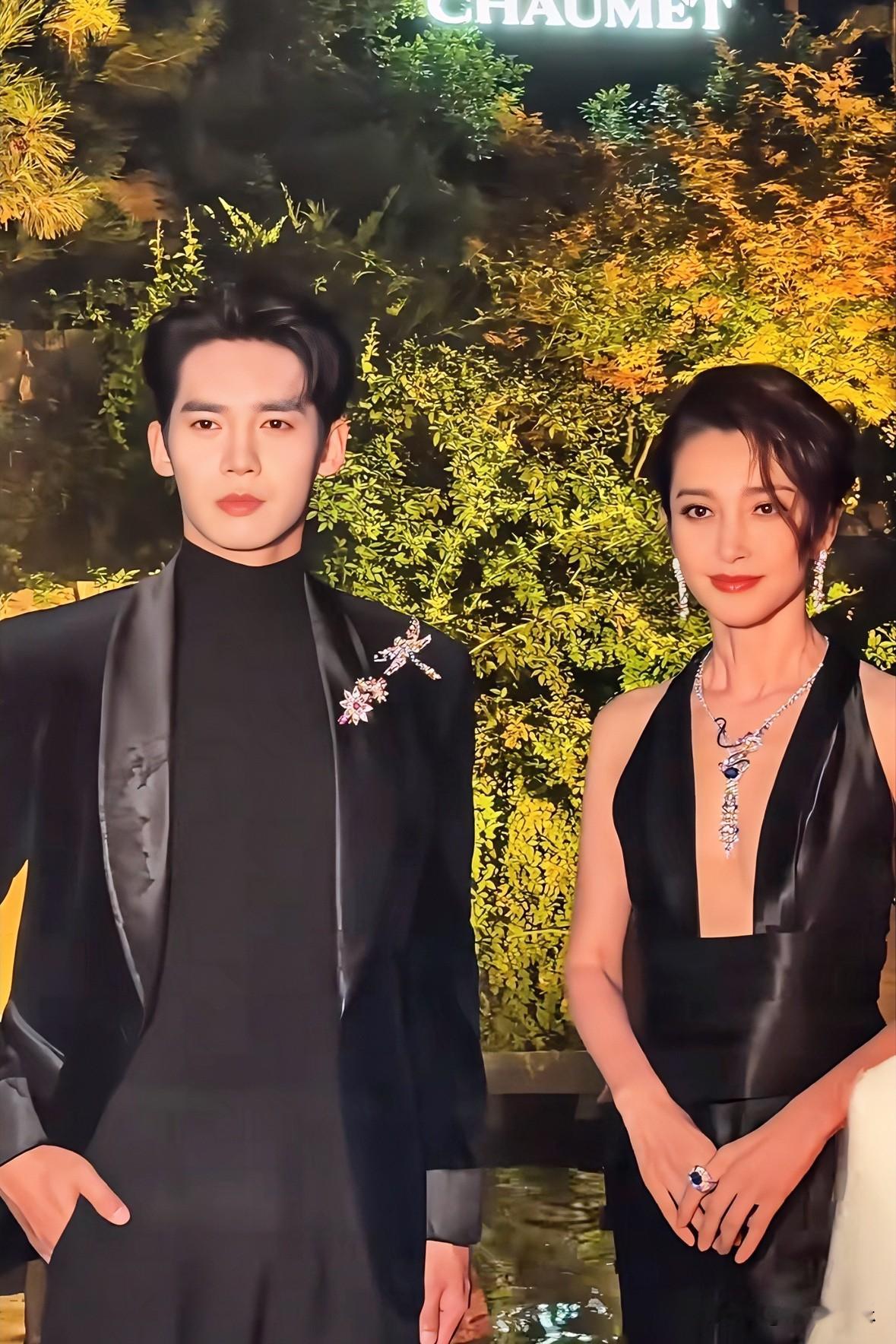 于适李冰冰同框活动，这组豪门姐弟氛围感直接拉满！
CHAUMET晚宴拍到于适和李冰冰同框，两个人站在一起的画面看着特别舒服。
李冰冰穿一身黑色挂脖深V礼服，缎面面料看着很有质感，搭配成套的钻石珠宝项链和耳饰，发型利落盘起，妆容精致大气，自带成熟优雅的气场，状态在线，从容又亮眼。
一旁的于适一身黑色丝