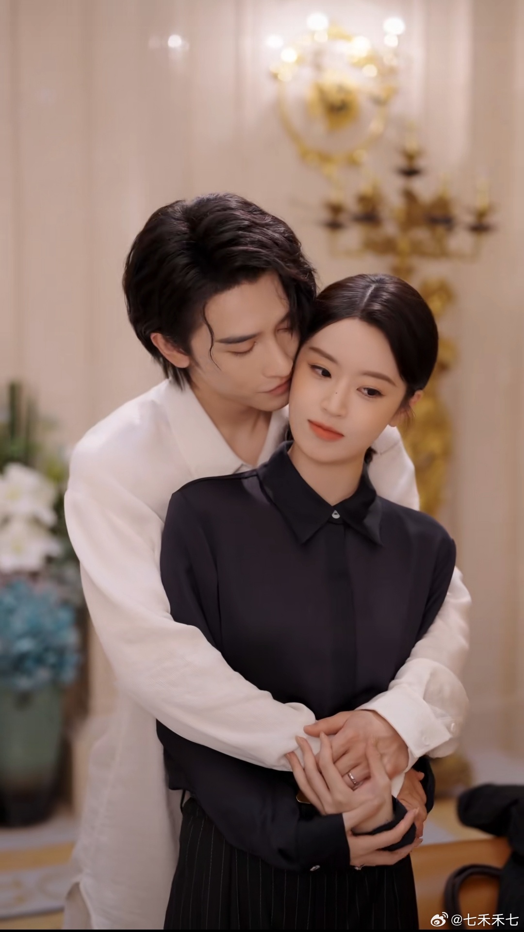 记录2026年看过的短剧之307《与狼共吻》
1️⃣演员：申浩男（安以风）➕叶鑫鑫（司徒淳）
2️⃣推荐指数⭐⭐⭐
3️⃣推荐理由：一见钟情的港城故事，立场对立的人相爱了，明知不可能而为之，都很努力都很勇，甜甜的暧昧，甜甜的日常，双强互撩，陷入爱情漩涡[期待]

可以理解为一个👮🏻‍♀️一个 ​