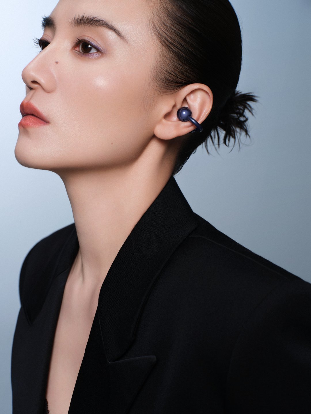 #为什么现在这么流行耳夹式耳机# 
华为FreeClip确实是掀起了新赛道
而且卖得非常火爆 
以至于华为音频额份额都超了苹果
连续32个月稳居国内第一

大家可以日常注意一下
很多人都在用华为的耳夹耳机
对了 时代少年团也在用 ​