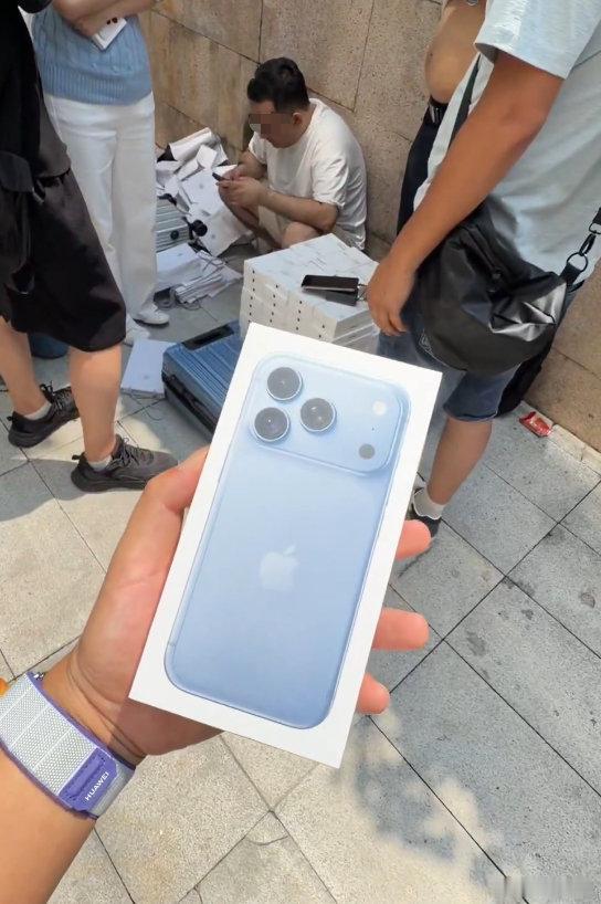 #苹果18Pro开售7天近130万#库克晒中国门店盛况，iPhone18Pro七天卖130万，涨价照样火爆。[吃瓜] ​