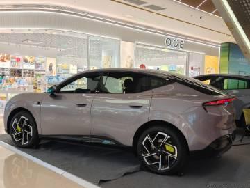 在商场看到小鹏MONA L03展车<br /><br />外观很年轻时...