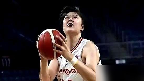 WNBA赛季刚结束，李月汝转头就签了美国3v3联赛的多年合同，又官宣加盟山西女篮，一天没歇。
别人打完高水平联赛，要么休息，要么养伤。她倒好，直接开启“太平洋两头跑”模式。12月中旬就要飞美国打Unrivaled三人篮球，打完再回来接着打WCBA。
这赛季在飞翼队，场均才10分钟，3.3分2.8