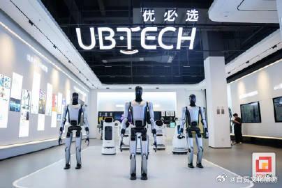 【#“自贡造”人形机器人来了！优必选西南首条组装产线投产#】8月21日，自贡高新技术产业园区优必选人形机器人生产基地内一派繁忙景象。组装车间里，工人正对完成调试的整机机器人进行装箱打包；测试区内，一台台银黑色人形机器人有序开展极限伸展、负载行走等出厂考核，各项测试通过后，这批机器人将 ​