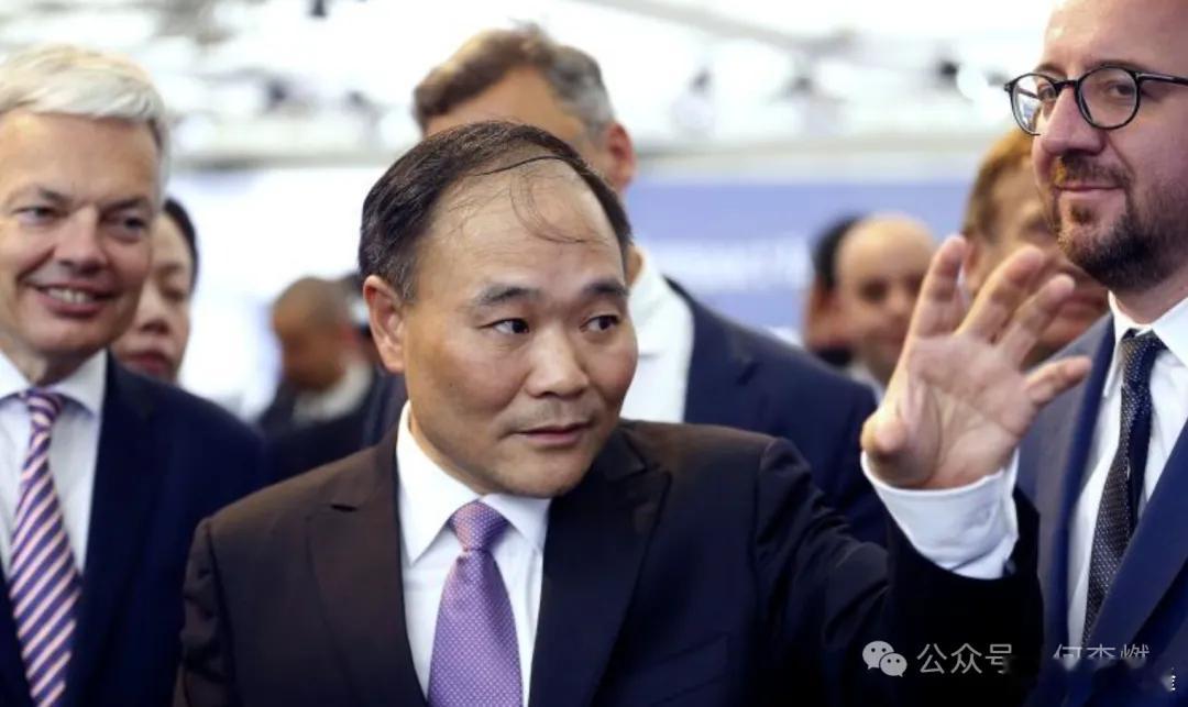 特洛伊木马：吉利在欧洲“藏”了十六年

摘自 何李燃

总看到德媒报道吉利，今天说李书福卸任的新闻也是在德媒看到的。

我平时基本不看国内的汽车媒体，一个中国车企老板交班这种事，确实是第一次看德国人报道。

8月17日盘后，吉利汽车控股在港交所发公告，自8月18日起，李书福辞任董事会主席及执行 ​