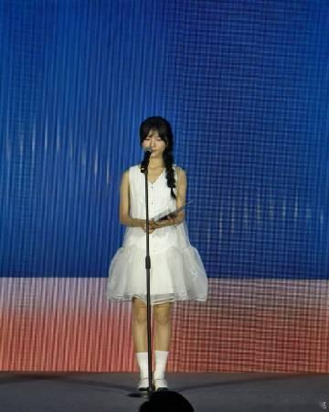 李思潼首个主流媒体活动造型裙子来自SHINE LI欧根纱连衣裙，亲吻猫...