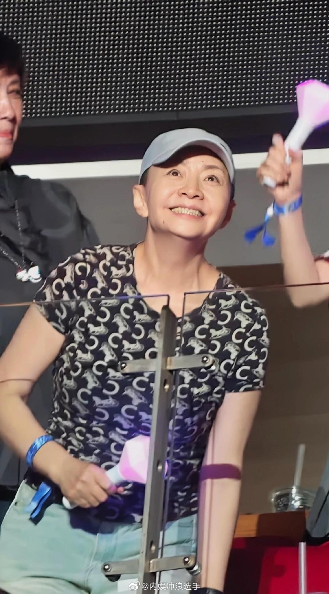 #宋丹丹穿20年前家有儿女的衣服##宋丹丹还在穿家有儿女里的衣服# 宋丹丹现身那英演唱会时，穿了一件20年前《家有儿女》的衣服，好节俭！这么多年过去了身材依旧未走样。 ​