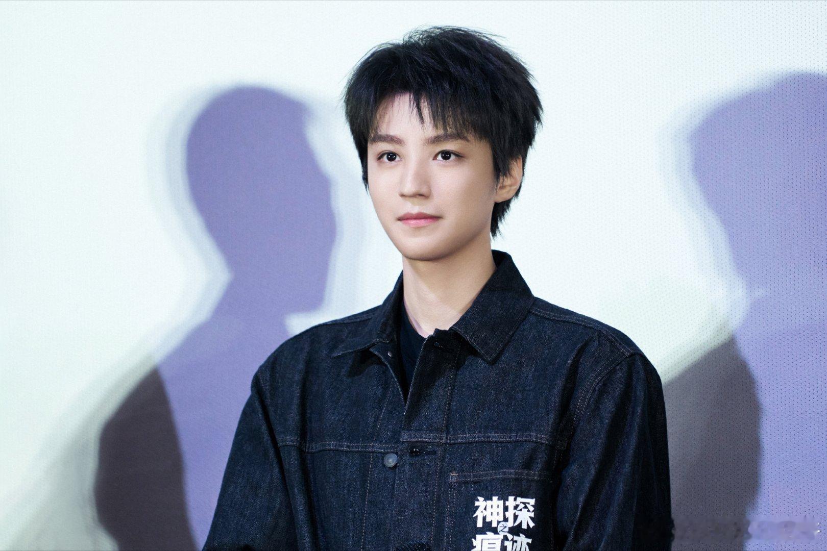 #王俊凯以为拿真刀是自己做错了什么##电影神探之痕迹#王俊凯这份对表演的敬畏感难得，见到拍摄用真刀，第一时间反省自身，用心塑造叶忠诚，《神探之痕迹》不容错过。 ​