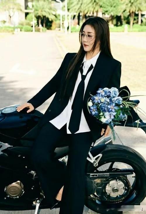 刷到陈梦最新的机车风照片时，我直接眼睛瞪圆了——完全打破了我对她的固有...