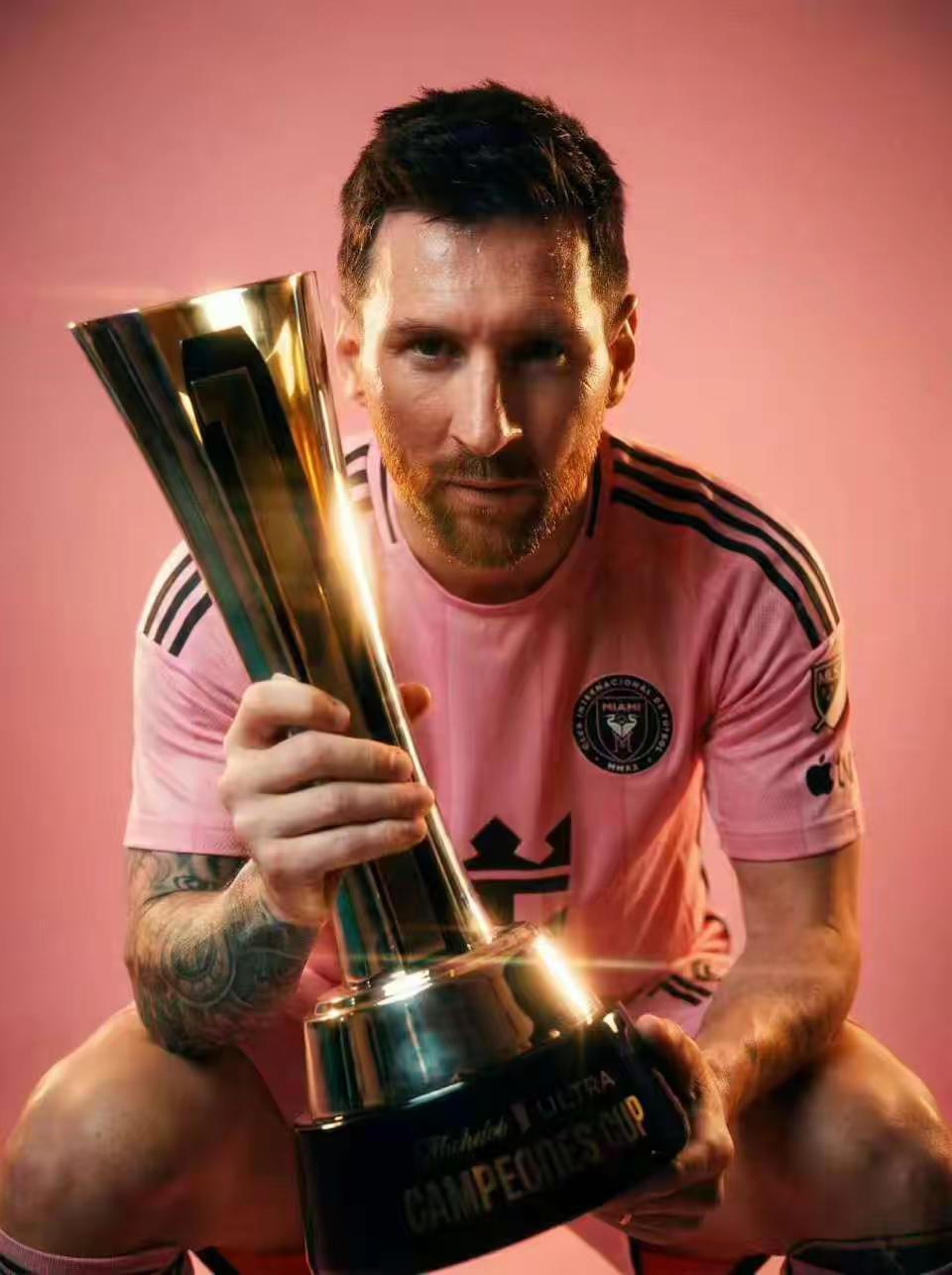 我看到09月16日的消息啦，美墨杯决赛场上，梅西传射建功，迈阿密国际战胜蓝十字成功夺冠。这也是梅西带领迈阿密拿下的首座美墨杯冠军。梅西 梅西捧杯