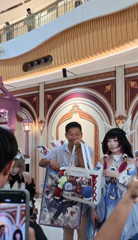 #大爷60多岁正是闯的年纪#大爷逛展积极又热情，会员福利张口就来，上美团，搜「至冬已至」，解锁更多美团会员原神联动惊喜福利 ​