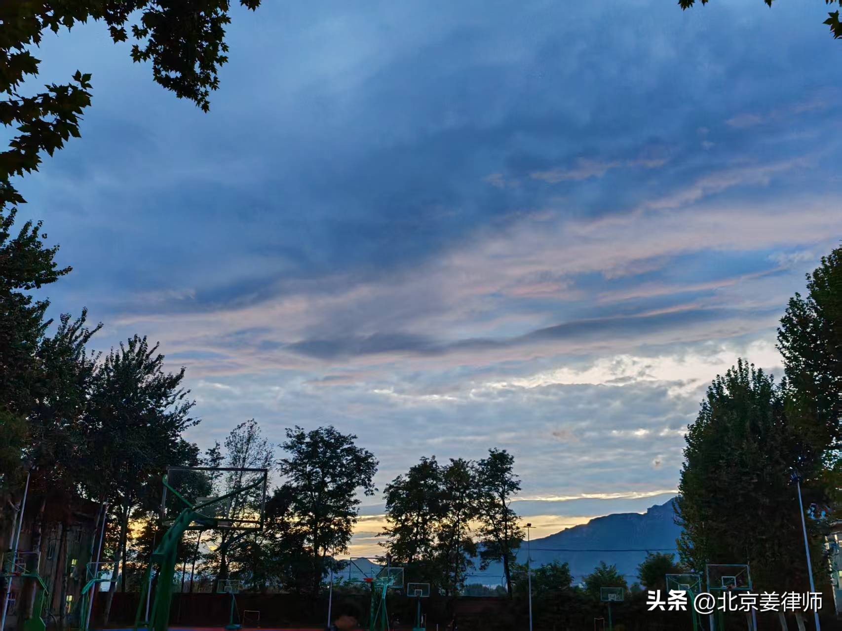再审：你是再来一次道理，还是推开一道司法闸门？
 
很多当事人二审败诉之后，一心想委托律师启动再审。我们接待的客户大多诚意十足，可在完整审阅全部卷宗材料后，绝大多数案件，我们都会坦诚婉拒。不是不愿接案，而是作为代理律师，不能明知案件不具备法定再审条件，仍然接受委托，消耗当事人的时间、财力，浪费唯一宝