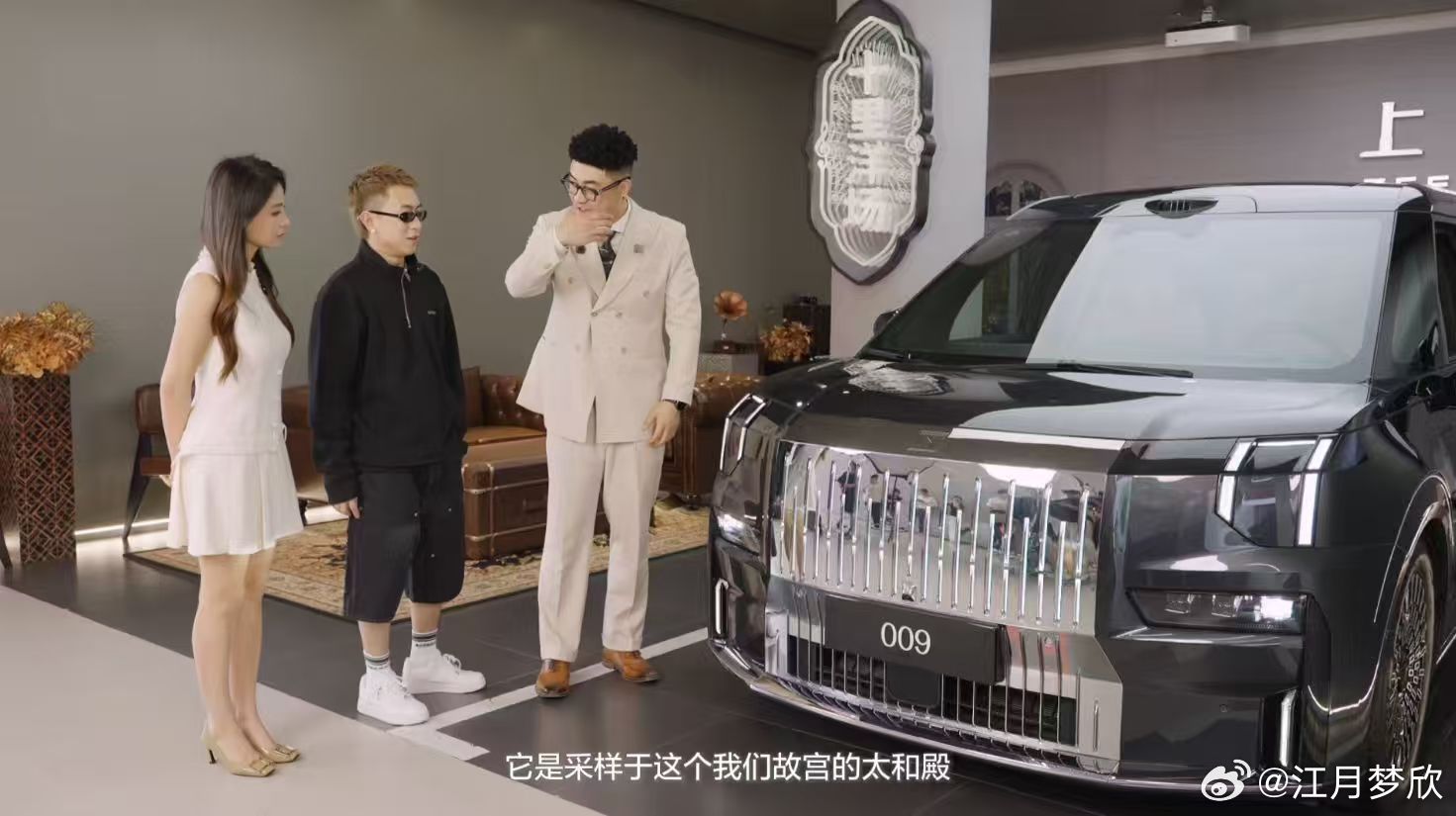 刚刷到秦奋现身上海极氪门店提车极氪009，在上海提车，新增一台国产高端...
