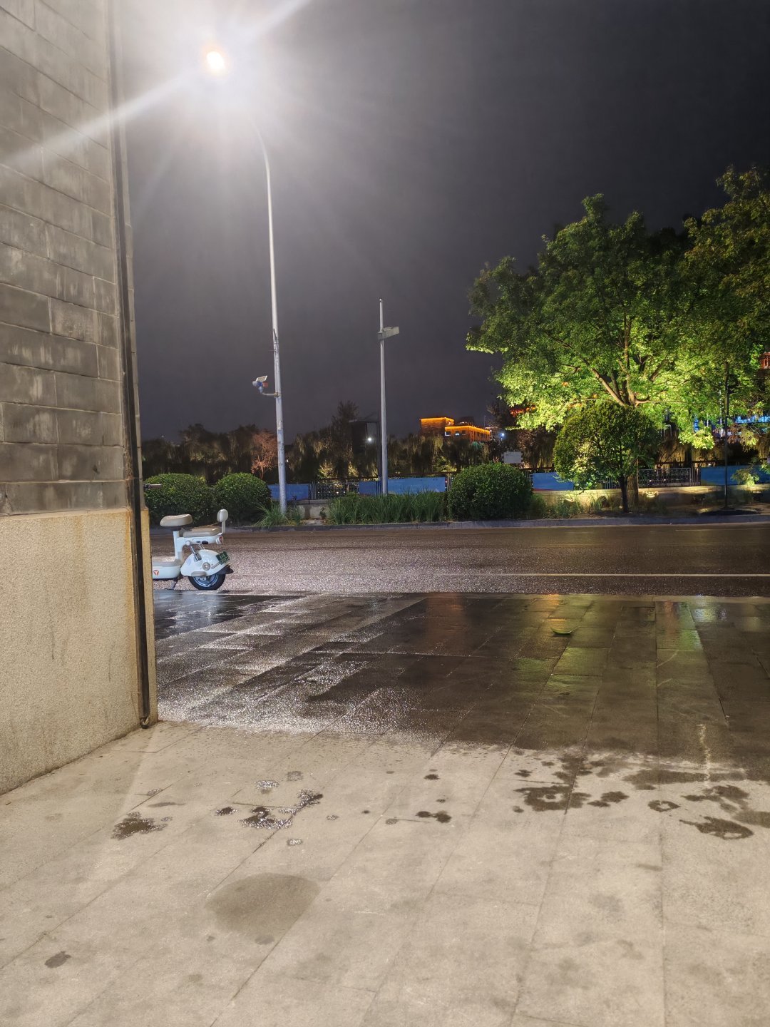 我听的《我们的明天》跟你们唱的心境不大一样！这大晚上下大雨在大街上无路可走刷到《我们的明天》我觉得有一种讽刺……讽刺着我是个小丑认识你们这群人 ​