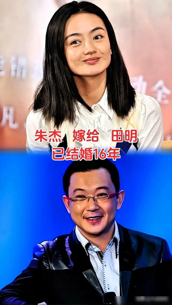 文咏珊官宣产子，结婚六年，老公身份终于藏不住了。
金融圈富三代，科莫湖古堡办婚礼，身家早被扒烂了。但这俩人愣是没上过几次热搜，被偶遇不是在菜市场就是在路边吃面。
刘青云郭蔼明，26年零绯闻。张译钱琳琳，结婚18年，老婆几乎不露面。辛柏青朱媛媛，13年长跑，为了陪孩子推掉大戏。
发现没，真正过得