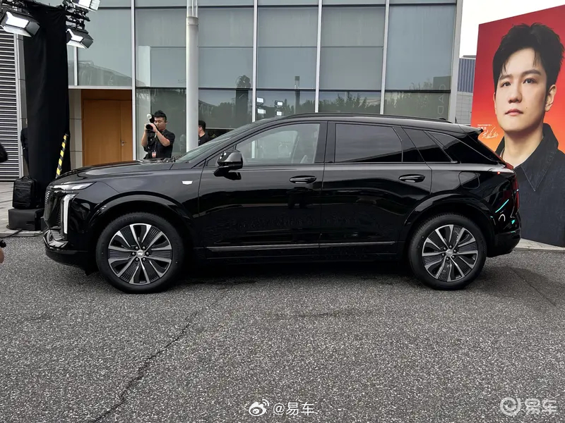 #新车上市#【凯迪拉克XT5 PHEV智混四驱Air版上市 限时权益价23.99万元】10月16日，凯迪拉克正式推出全新版本——XT5 PHEV智混四驱Air版，限时权益价23.99万起。智混四驱Air版与此前发布的Pro、Pro Max版硬件完全同源，标配前后双电机四驱、同级最高6kW外放电和5C超快充、电动蜂鸟底盘等核心配置，并搭 ​