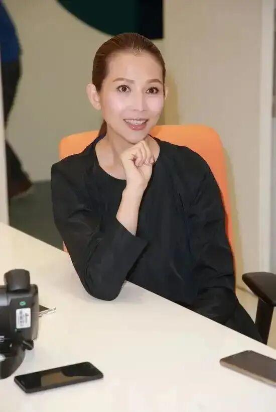 蔡少芬自曝曾患“强直性脊椎炎”，怀孕后自愈，周杰伦也曾因该病痛到需吃1...