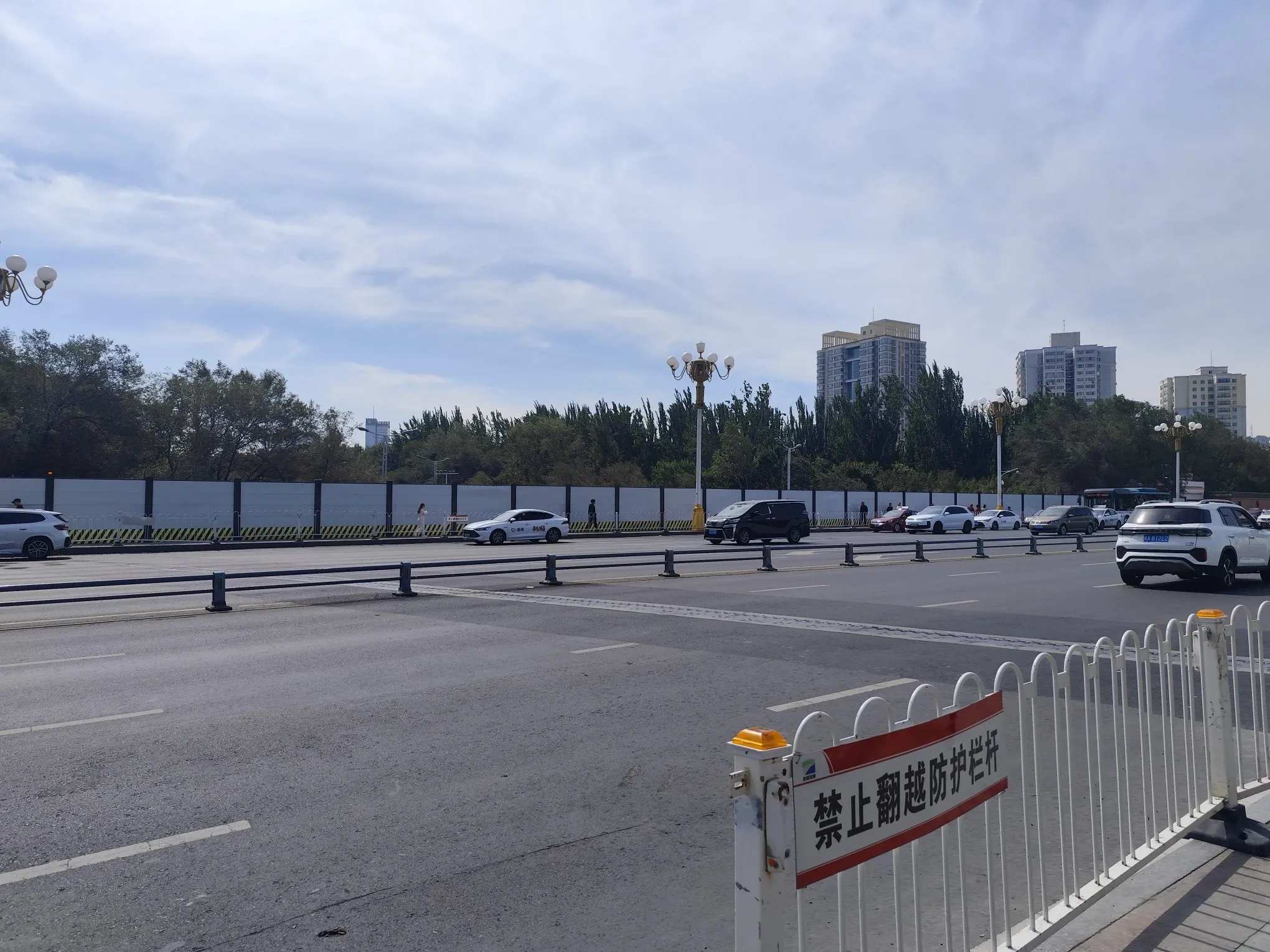 西大桥改造升级了！我今天去到西大桥，发现桥两边都被围了起来，