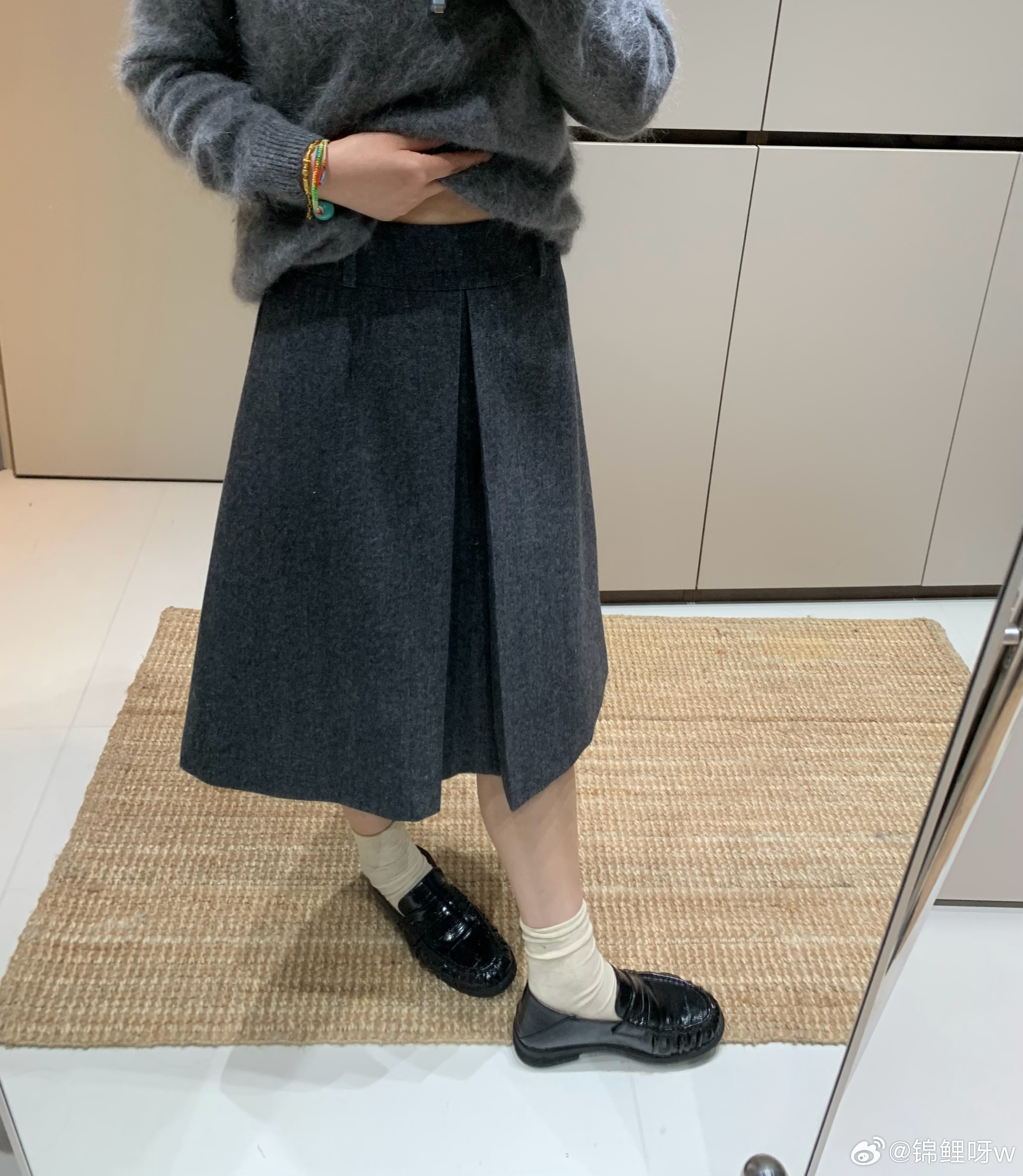 裙子直观图，经典A版中裙，配上前开叉小巧思设计，不挑身材的同时又很有腔调，面料是暗人字纹，蛮洋气的，还含50羊毛哟，过冬妥妥哒 ​​​