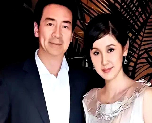 相差25岁，49岁男演员对24岁新人交了底。女方连连后退：“我爸妈非打断我的腿不可。”

2003年片场，寇振海合上剧本表白。李婷吓懵了，这男人当自己爹都绰绰有余。

被拒后寇振海没撤。天冷递热水，拍戏手把手教。杀青后，他直接拎着东西敲开李婷家门。

面对二老的冷脸，他愣是扛了大半年。端茶倒水做家务