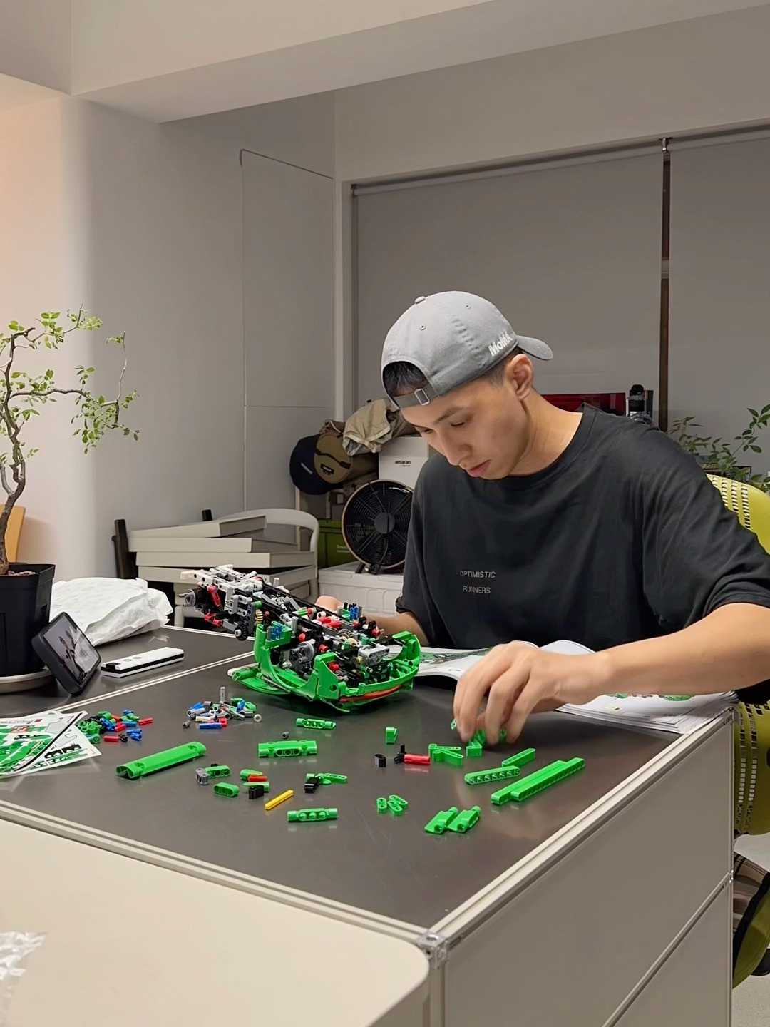 把保时捷911拼进家了

每次经过乐高积木货架前都会深思熟虑一番，怕自己会不会“没时间”拼，最终闲置一旁，迟迟未开。

但作为一个闲暇时就喜欢拼搭乐高积木的人，我太清楚那种用积木颗粒拼出自己热爱、释放玩心的快乐了。所以这次，还是没忍住把这辆乐高42224保时捷911 GT3 REXY带回了家。更何况—— ​