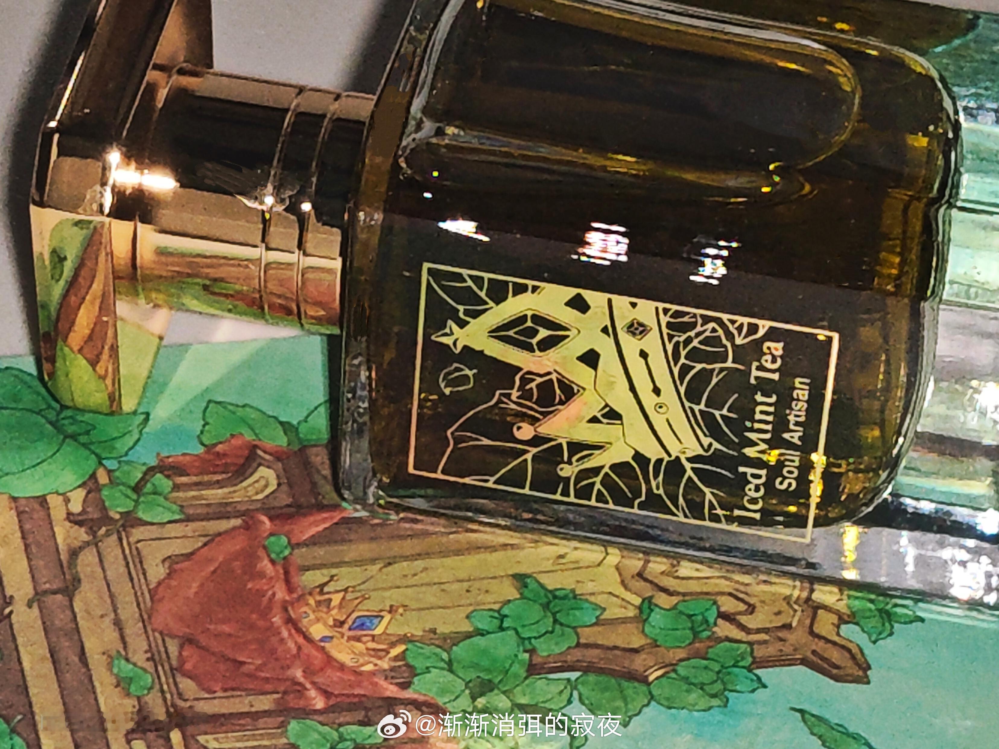 #一些杂乱的香评# 
心灵工匠 冰萃薄荷茶

前调清新但是薄荷味不是特别浓，中调更明显的是马黛茶和若有若无的柔和兰花味，混上了苹果的甜甜果香，显得不够冰爽，也不够清透，好像一杯热薄荷茶被放置到室温，因为没捣碎薄荷叶，所以平淡寡味。

总之，我觉得对不起它名字里的“冰萃”和“薄荷茶”两个词 ​