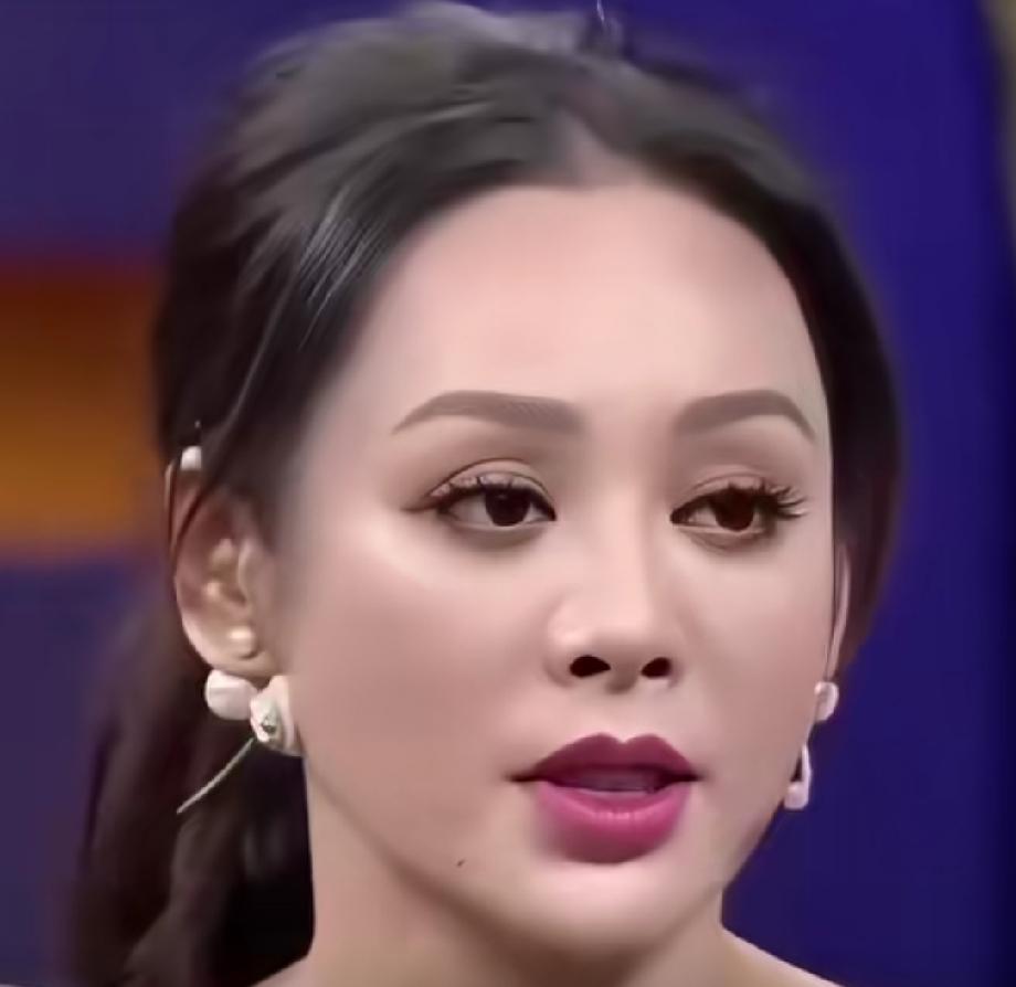 宁静亲口说的：花少二那场腥风血雨，播出来的连二十分之一都不到。
她在直播里直接掀了桌。观众当年逐帧分析谁对谁甩脸子，结果正片里那些拉扯，只是剪辑师挑剩下的边角料。毛阿敏脾气比她还大，她甘拜下风。但她极少真发火，因为签了合同，要演。
更厉害的是她懒得解释。被误解就被误解，解释这个，一开口就输了诚意