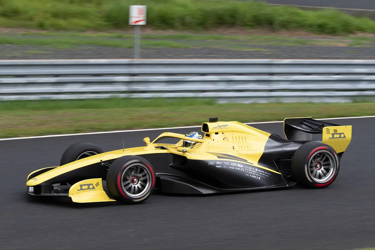 今年7月，JMIA-NEXT-FORMULA-PROJECT JNFP1正式发布，9月底，童梦获得命名权，新车名字改为JMIA-童梦 F113，并于冈山赛道进行shakedown。

首先讲一下JMIA，该组织是由日本国内75家与赛车相关的厂家组成，JMIA的副主席是奥明荣，他同时为东丽Carbon Magic的主席。JMIA过去曾支持生产Super GT使用的Moth ​