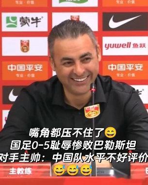 #巴勒斯坦半场进球超此前七场丢球总和# 国足开球效仿巴黎，第一秒就把球传给对手。刘洋一脚开球直接送球权，巴勒斯坦顺势反击。学战术只学皮毛，半场丢球超七场总和，这学费交得太贵。 ​