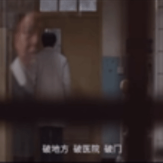 今日份甜瓜来咯，9月23日，又到吃瓜时刻，肖战秒上热搜榜，这到底怎么回事呢？别走开，一起来看看吧。

肖战主演的新剧《小城良方》9月23日发布首发预告，他饰演的天才医生刘铮亮初到小城医院就因“破门”中英文夹杂骂人而贡献了全剧首个爆笑破防名场面。

网友们纷纷在线点赞、评论道:

好鲜活热闹的剧，好期