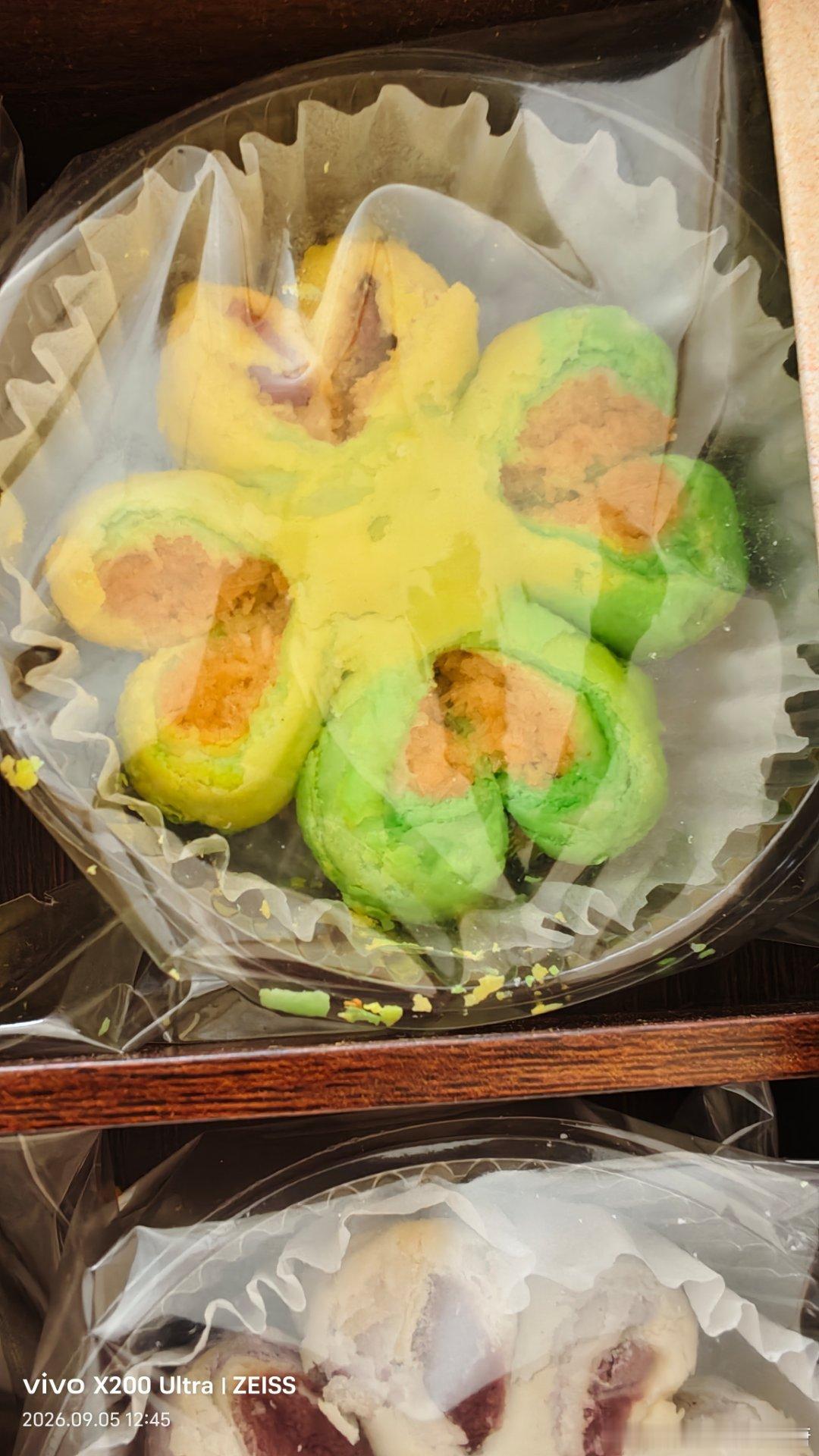 九月的雨夜撑着伞逛老巷，雨珠顺着青瓦的边缘成串砸在摆着夜摊的老樟木桌面上，我用vivo隔着雨幕拍下巷口亮着暖光的手作热红枣姜茶摊，蒸腾的热气裹着灯光晕出软边，暗部的细节没有被杂乱噪点覆盖。#vivo[超话]# ​