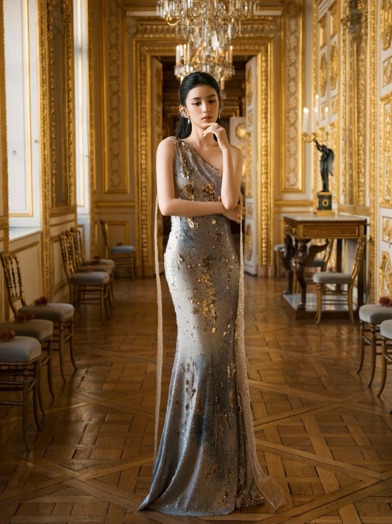 北京时间9月29日晚，Dior 2027夏季女装秀在巴黎时装周发布，迪丽热巴、金智秀、张元英等十余位全球明星齐聚，现场星光熠熠。  一、大秀核心信息- 发布时间与地点：北京时间2026年9月29日晚8