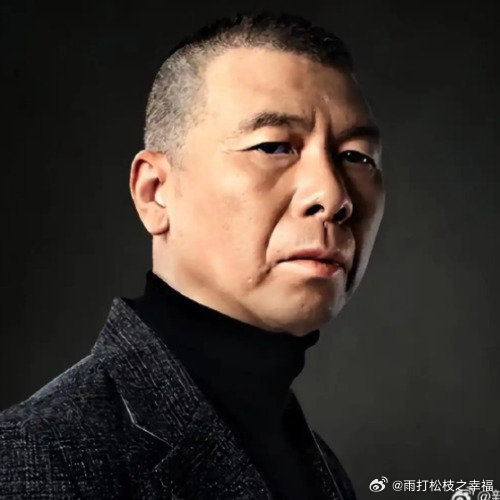 #冯小刚回应垃圾观众言论#冯小刚首度回应早年“垃圾电影多是因为垃圾观众”的争议，称发言遭到断章取义，改用“优质电影需要优质的观众”重新解释，但大众并不买账。我认为电影创作者不该把作品口碑的问题转嫁到观众身上，观众拥有自由评判影片好坏的权利，好电影应当努力打动大众，创作者更需要反思作 ​