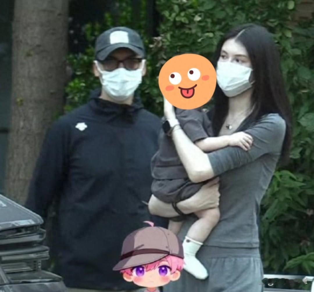 何穗陈伟霆街头同框！母子同款冷白皮吸睛 ​