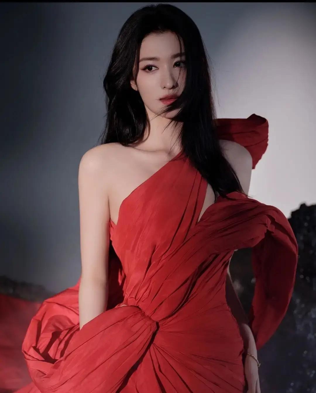 金晨大方回应被替换。娱乐圈的规则就是这么现实和残酷！

那天下午她正在化妆间对词，经纪人的电话打了进来，说剧组刚开了会，女二号换成投资方推荐的人，合同不用签了。金晨手里还攥着那支划满记号的眉笔，对着镜子愣了两秒，然后说了句“行，我知道了”，挂了电话继续把眉毛画完。

她没哭，也没摔东西。化妆师小心翼