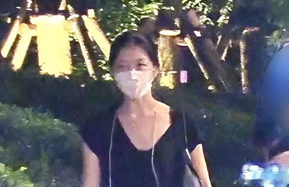 网友在河边偶遇到散步的李嫣，素颜生图看着真是神似李亚鹏，身材纤瘦走路外八很有王菲范儿 ​