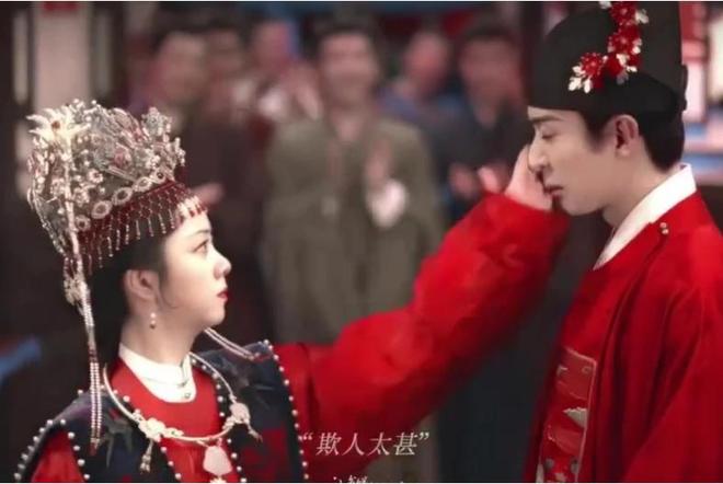 《兰香如故》中，终于迎来了男主大婚时，被妻子兰香扇了一巴掌的名场面！

虽然男主人公林锦岐有诸多的缘由，不得不用请皇帝赐婚的方式娶兰香，大家还是想看他被妻子嫌弃的样子。

一直被看做家族希望的继承人，闷声干大事，自己谋划好了就请皇帝下旨成婚，谁也无法反对，他一个人开心的日子是达成了。

其实从林锦岐