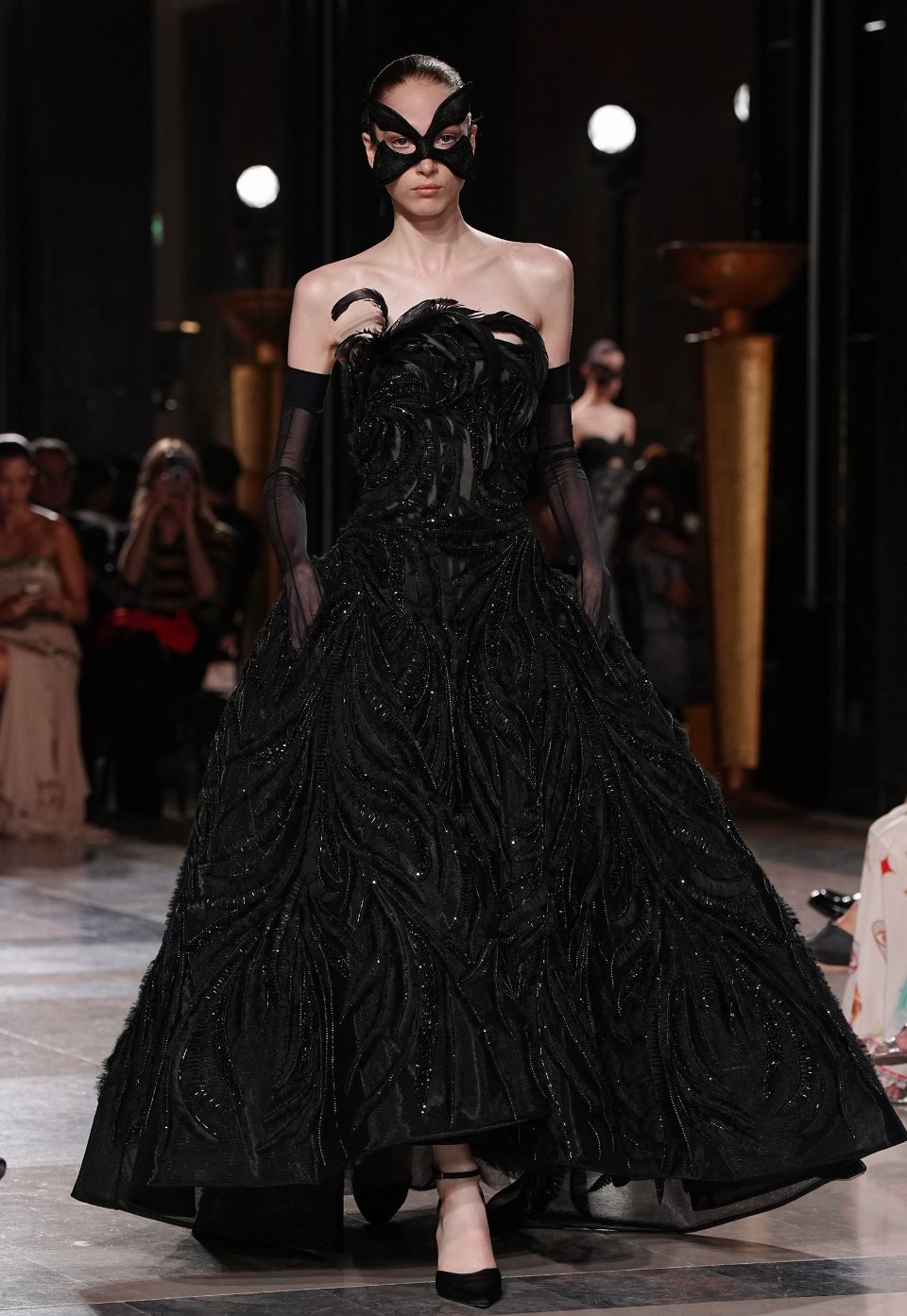 关晓彤拿下ELIE SAAB 2026F/W 秋冬高定全球首穿，ES高定女王饶命 
#关晓彤ES高定全球首穿##关晓彤ES高定首穿# ​