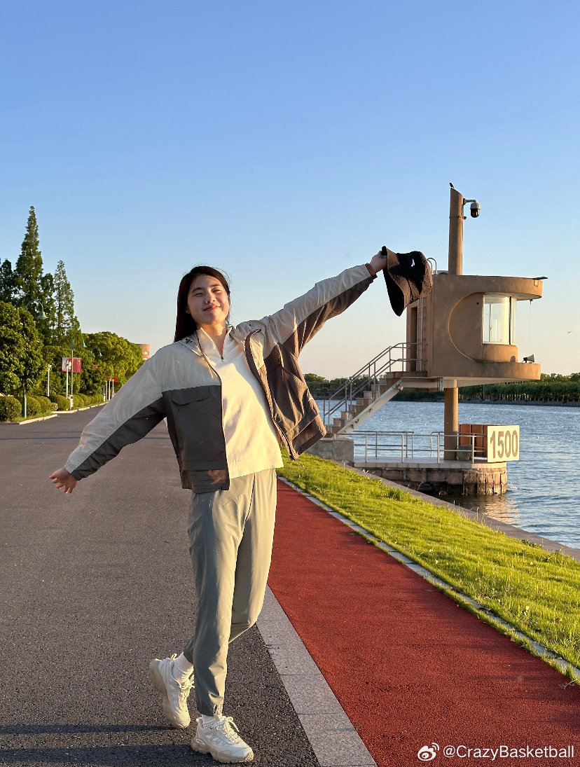 #未可为每一位女生喝彩#28岁的张雨霏，主动放弃了已是世界第一的200米蝶泳，转攻50米、100米短距离新项目。采访里她坦白，两种声音一直在打架：一边是“担心自己追不上时代脚步”，一边是“我有什么不可以”。荣誉在手，本可以守着熟悉的水道安稳前行，她却选择再一次把自己交给不确定。28岁转项，是把过去的成绩“清零”，去赌一个未知的明天。前路不可预测，但信念未尝不可——张雨霏50米蝶名古屋亚运会夺冠…她做到了，太棒了！ 女性的赛场，从来不止一条泳道，换条赛道，照样破浪。#她们的赛场未尝不可#