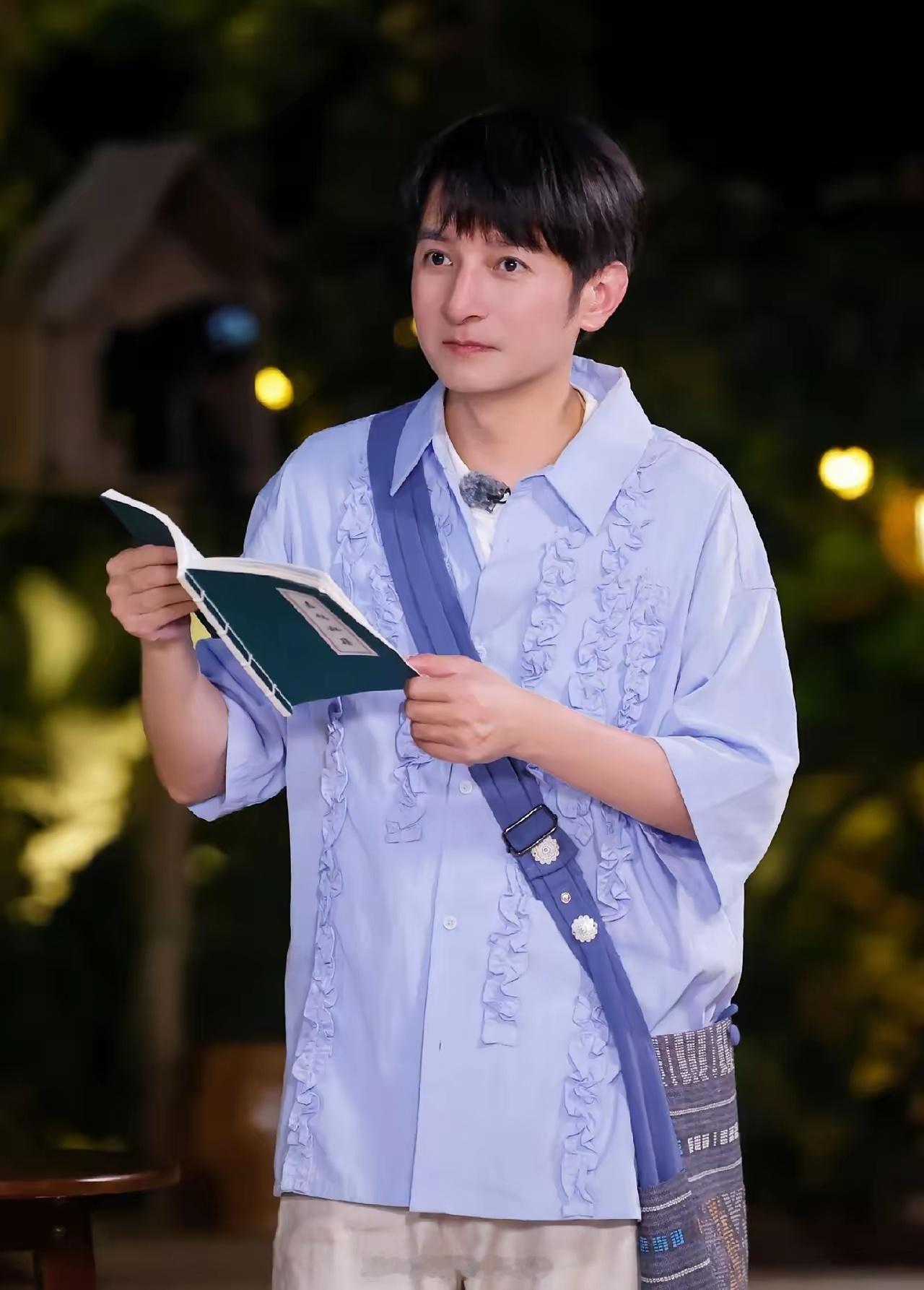 主持人问李维嘉：“在《后会友期》里聊成年人友情的渐行渐远、被删好友，你特别坦然。经历了快乐家族解散，又经历过人生低谷，现在对你来说，友情到底意味着什么？”
​李维嘉想了想，语气很平：“意味着它不需要天天绑在一起，但你知道那个人在。”
​“很多人觉得，快乐家族不在一块儿主持了，私下也 ​