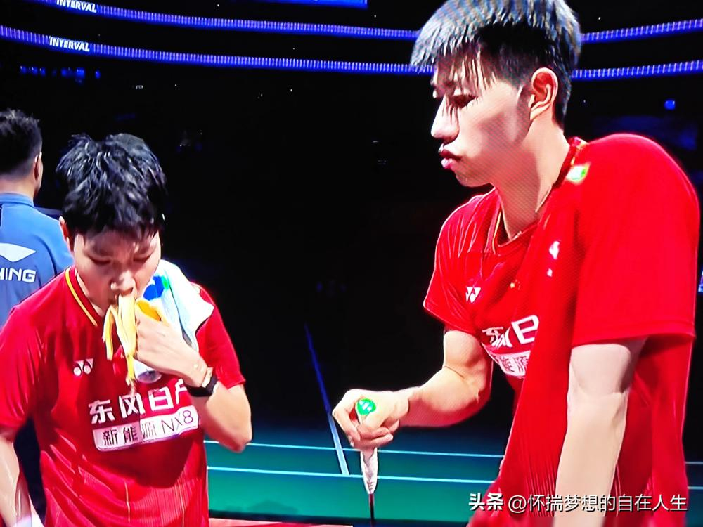 奥运冠军黄东萍曾冲着冯彦哲开火，吓得这小伙子连球拍都握不稳。你敢信？在大师赛决赛上，这个曾经唯唯诺诺的陪衬，硬是把马来西亚对手打得毫无还手之力。
2023年去丹麦前，黄东萍脾气火辣，一个眼神飞过去，冯彦哲只敢低头咽口水，一声不吭接下所有火气。他怕犯错，怕拖后腿。但在这次2比0夺冠的赛场上，你完全看