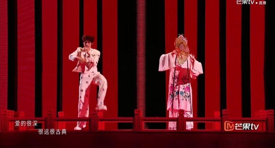 #在梅边 夯爆了#太惊喜了！唐九洲扮相太惊艳了，颜安也很会唱！
小沈阳更别说了，这个舞台夯爆了！ 
在梅边舞台火力值898票  披哥目前为止舞台最高分 太争气了！ ​