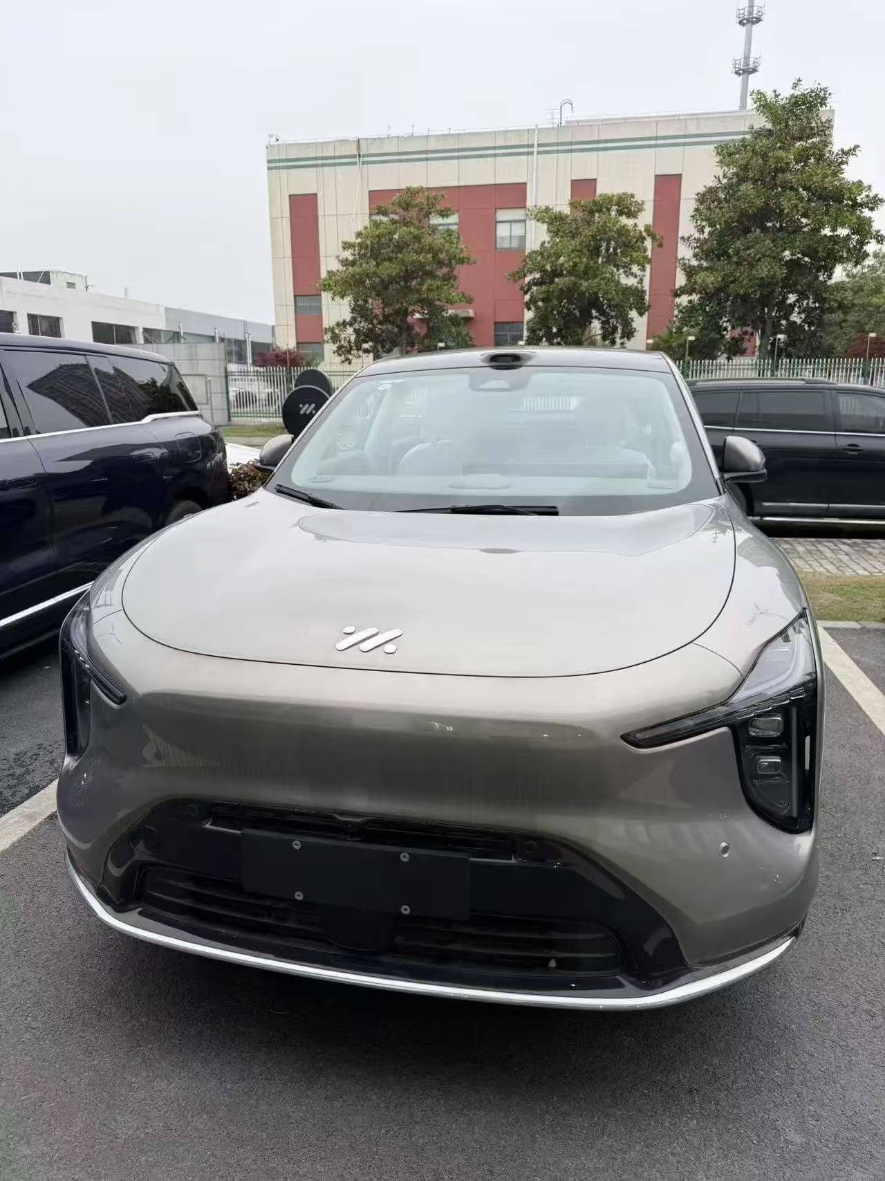 二胎家庭，四口之家，父母偶尔同行。爱人也需要开车，所以车子不能太难开，我比较看重好开好停，其次兼顾家用舒适性。这次到门店体验智己LS6，主要就是冲着它的转向表现，以及家用座舱来体验。
实车看外观，溜背SUV造型，颜值比较对我的胃口。坐进车内，视野感受不错。这么一台尺寸偏大的车子，低速掉头很从容，小区
