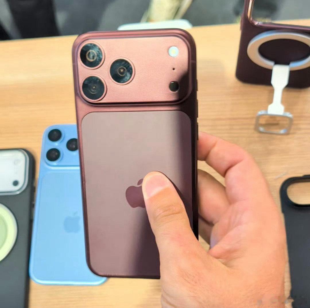 今年真的很流行酒红色啊[并不简单][并不简单]#iPhone18Pro 配色# ​