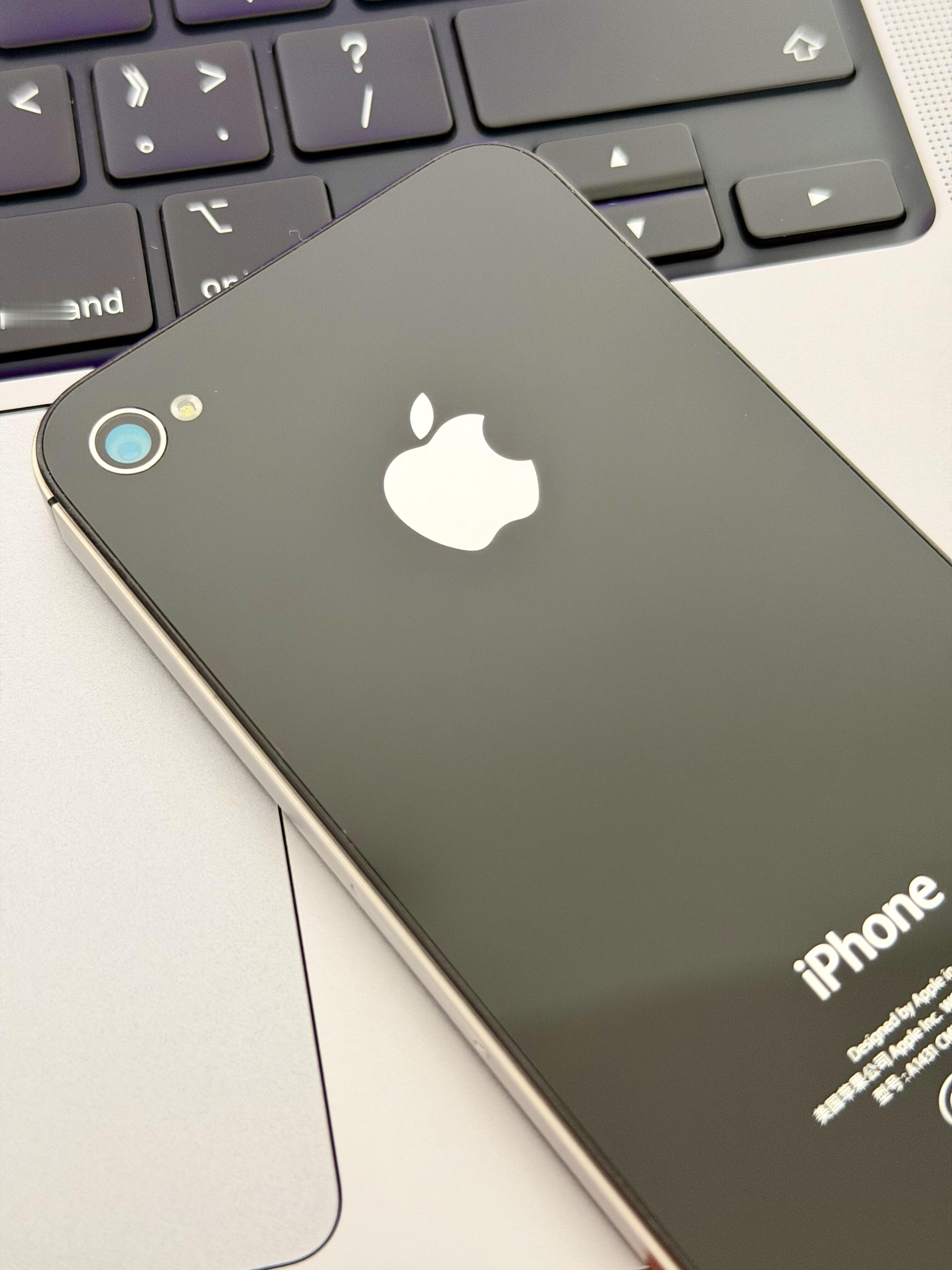 我的答案就仨字——iPhone 4。

别误会，我不是说它最好用，也不是说它最