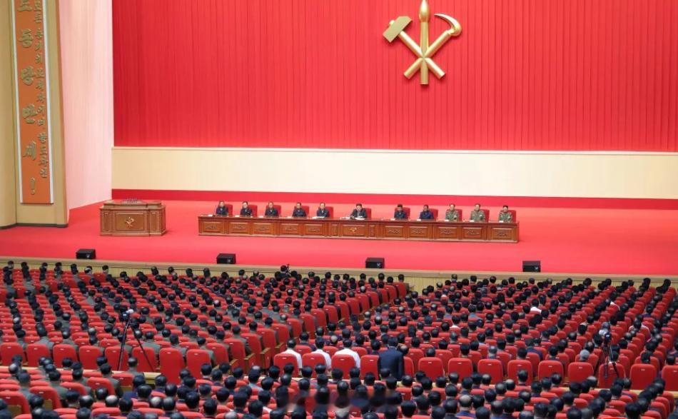 报道说，朴喜哲挑战党的纪律强化路线，滥用组织权和人事权，营私舞弊、非法...